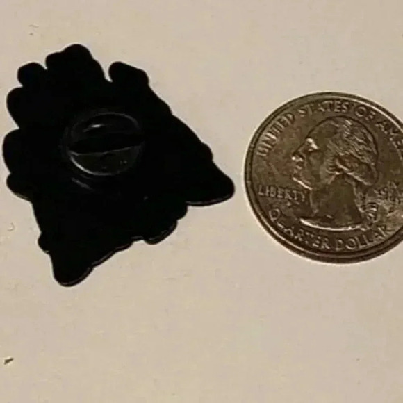 It's Leviosa, Not Leviosaa!' Enamel Pin – Iconic Harry Potter Quote Collectible - Picture 4 of 4